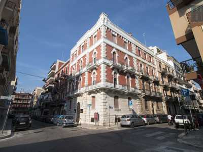 Ci dirigiamo ora su via Emanuele Mola, stradina che conta ben quindici edifici storici. Se ad angolo con via Tanzi scoviamo una costruzione pi� elegante e in stile eclettico...